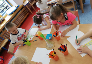przedszkolaki rysują prace dla Strażaków OSP w Łuszczanowicach